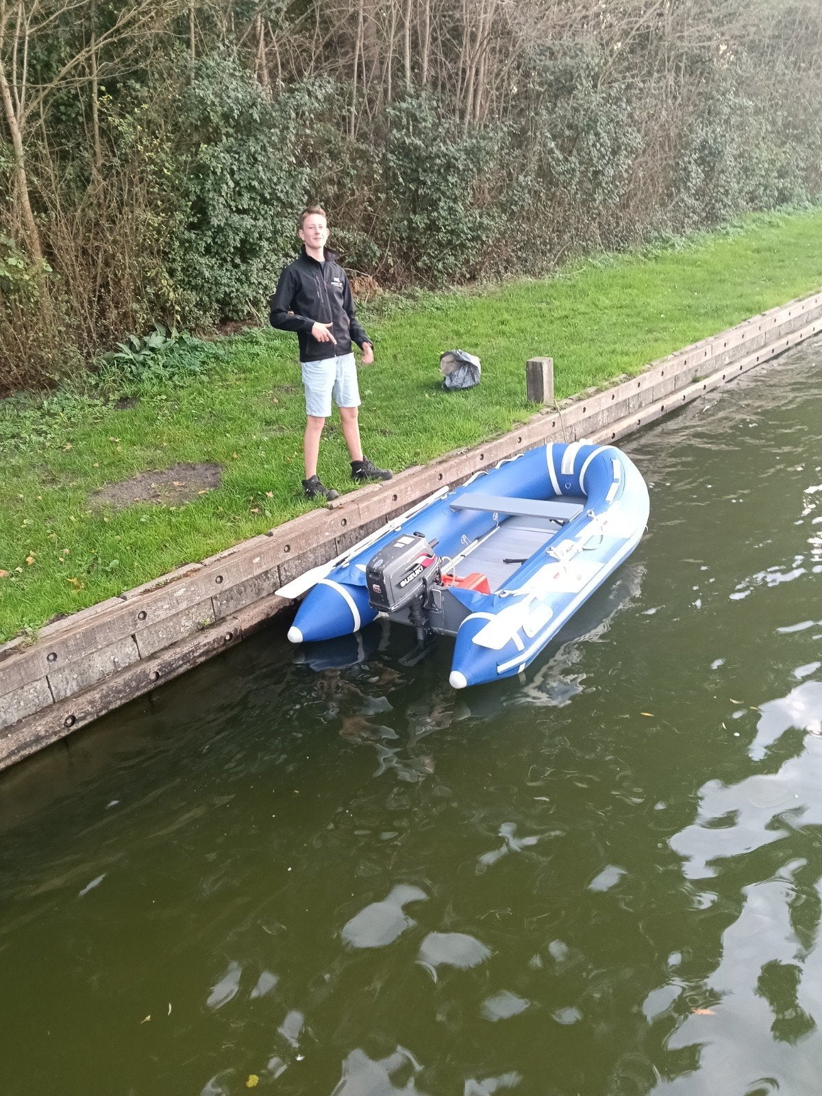 Foto 7 van rubberboot met moter / buitenboordmotor en trailer