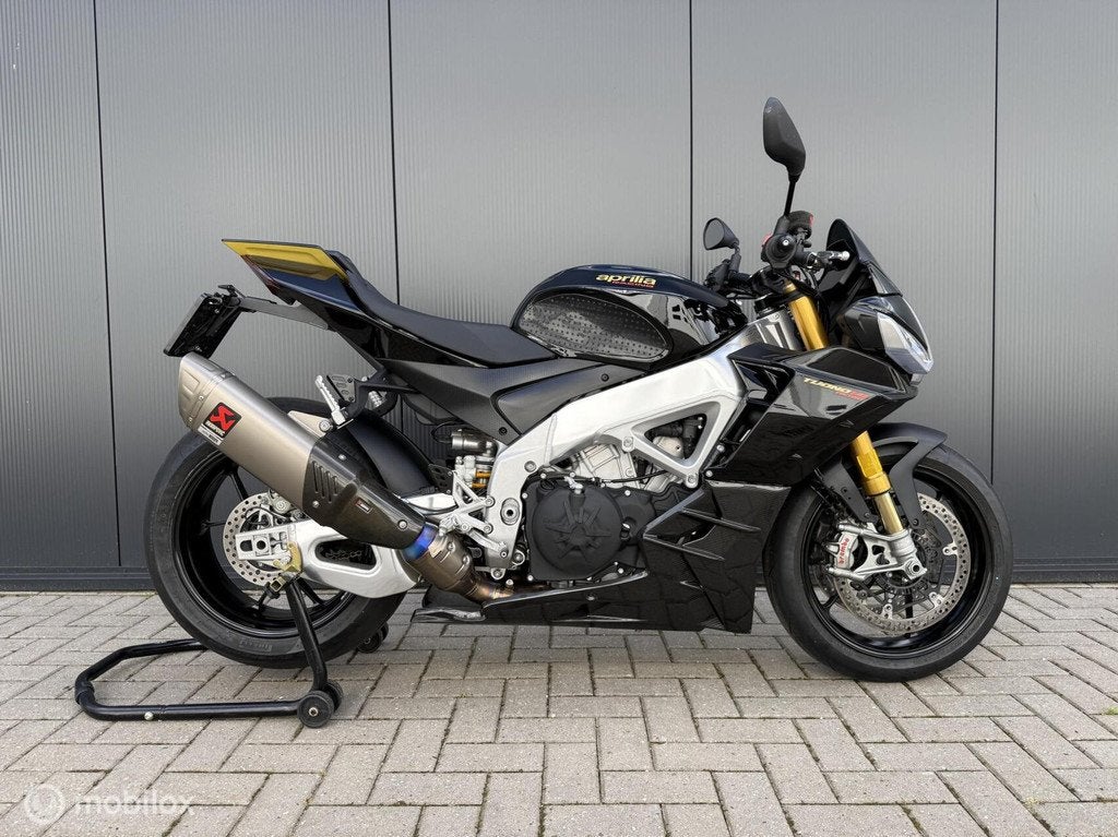 Aprilia Tuono V4 1100 Factory 2023 met E5 titanium Akrapovic, Traction Control, 1077 cc, Via Michelangelo 1 Noale, Aprilia