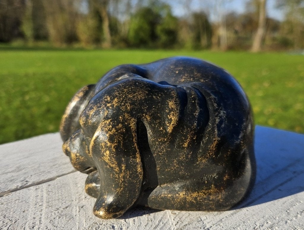 SLAPENDE HOND/ URN / HOND / ASURN/ grafdecoratie/ GEDENK, Huis en tuin decoratie Marie, Nieuw, Info@huisentuindecoratiemarie.nl