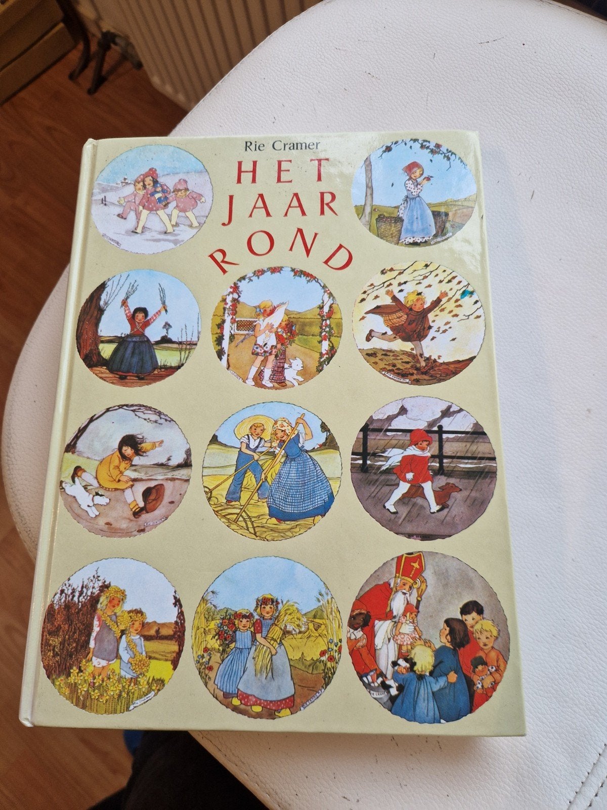 Rie Cramer - Het Jaar Rond - Kinderboek, Boeken, 5 of 6 jaar, Fictie algemeen, Jongen of Meisje, Ophalen of Verzenden