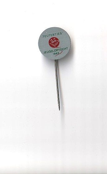 blikken carnavals speldTeutertjes Jeugdoptocht 1965, Ophalen of Verzenden, Gebruikt, Overige onderwerpen, Speldje of Pin
