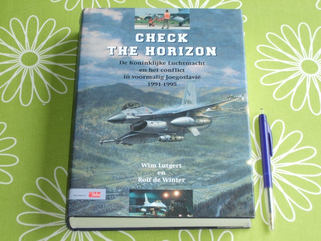 Check the horizon -  De Koninklijke Luchtmacht / Joegoslavië, Ophalen of Verzenden, Luchtmacht, Nederland, Boek of Tijdschrift