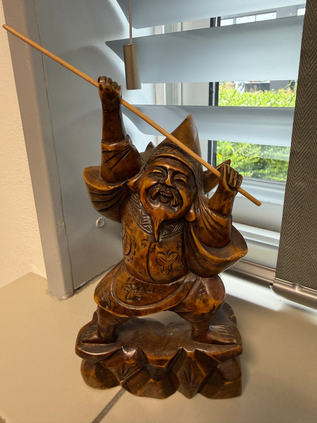 Houten beeld van lachende man met stok, Antiek en Kunst, Kunst | Beelden en Houtsnijwerken, Ophalen of Verzenden, Handgemaakt