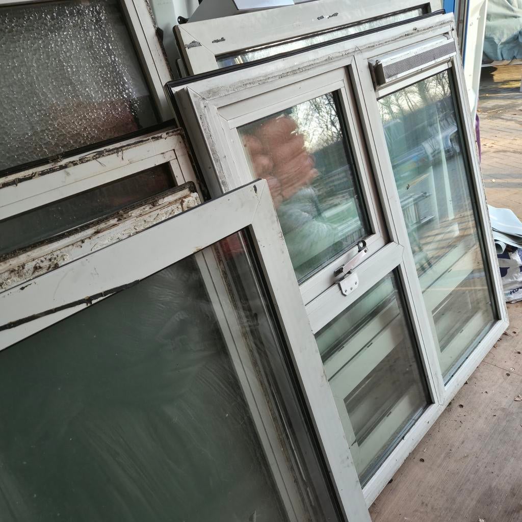 Partij kunststof kozijnen met dubbelglas, diverse maten, Doe-het-zelf en Verbouw, 75 tot 150 cm, Kunststof, Gebruikt, Raamkozijn