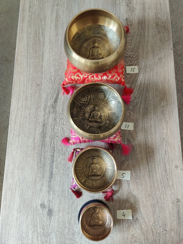 4 verschillende klankschalen met buddha gravering erin, Ophalen of Verzenden, Nieuw, Overige soorten