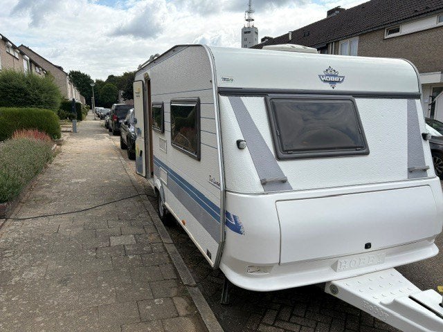 Hobby 495 UK De Luxe caravan met mover, voortent en luifel, Caravans en Kamperen, Dwarsbed, Rondzit, Hobby, 750 - 1000 kg