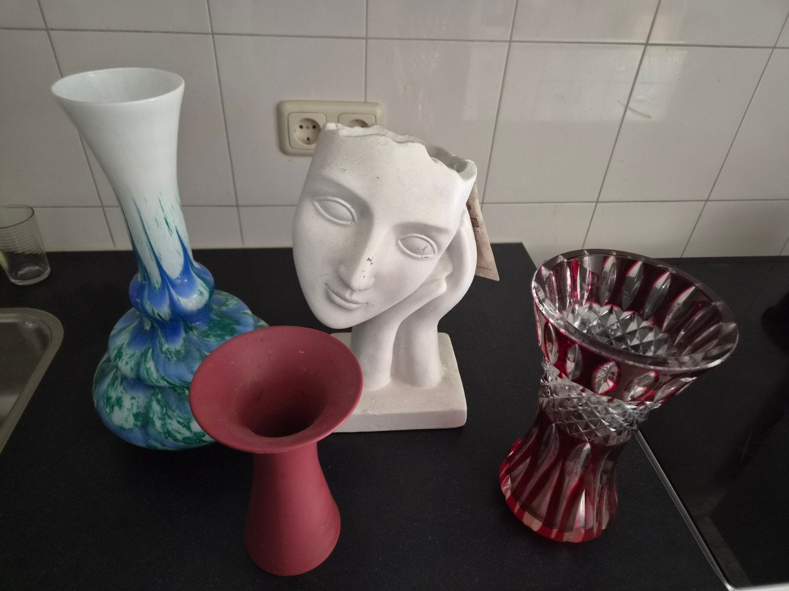 Decoratieve vazen en buste, Ophalen