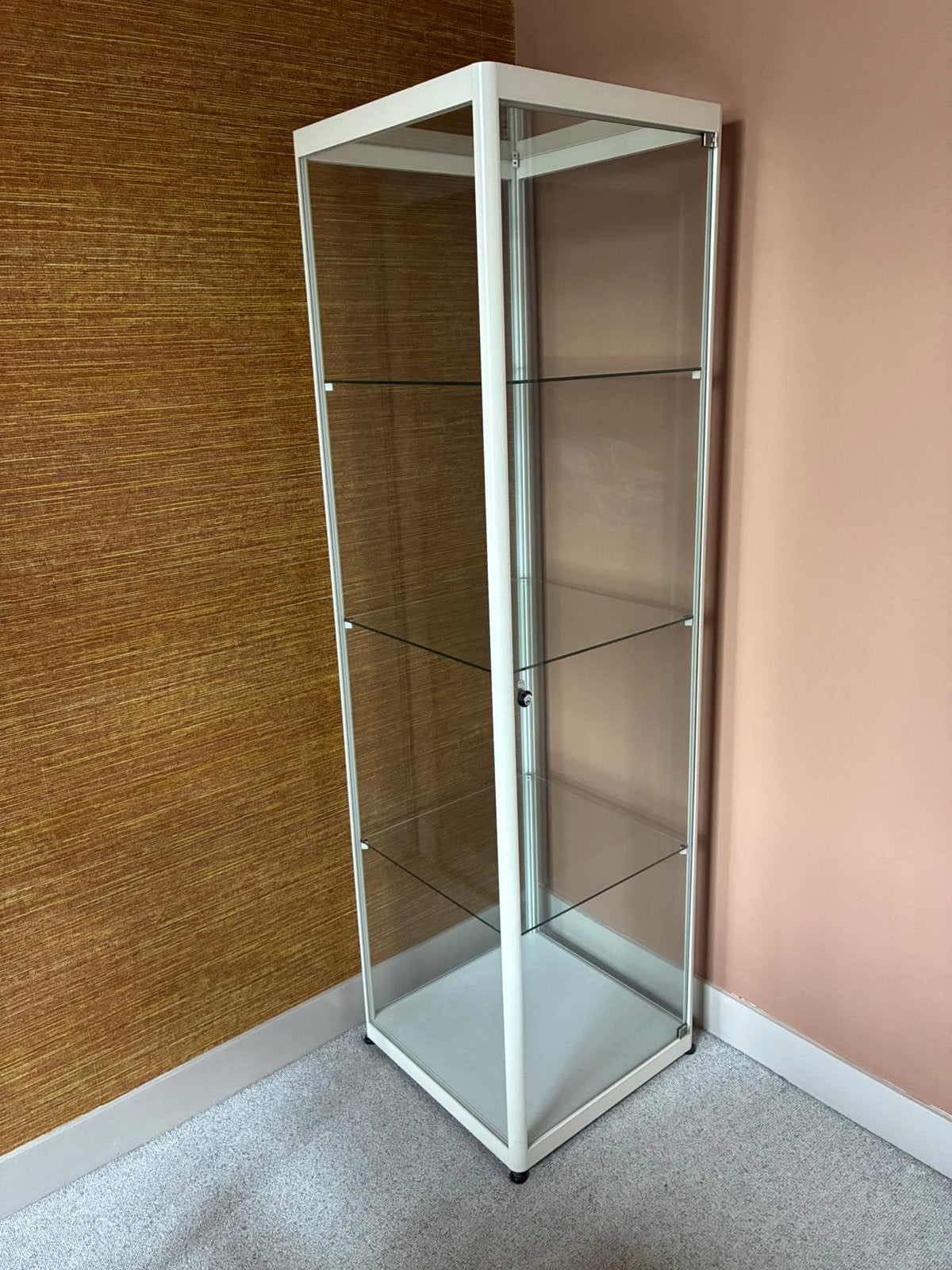 Glazen vitrinekast te koop