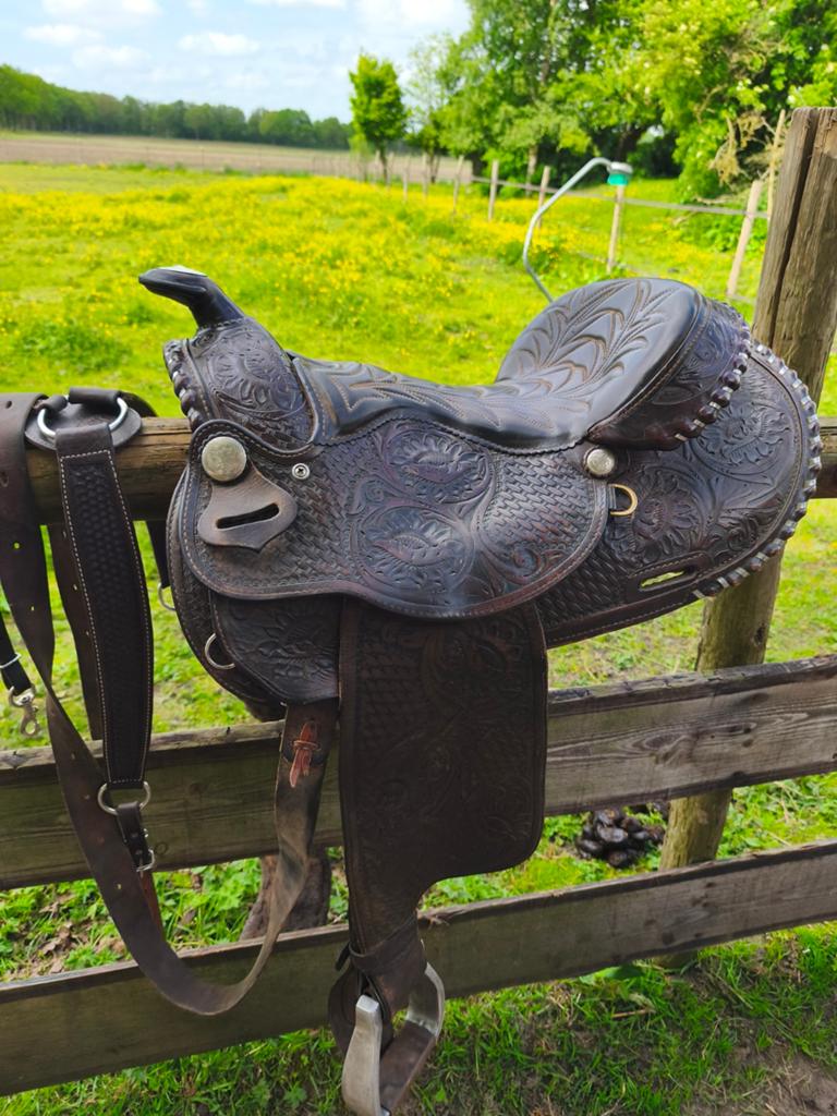 Te koop EuroHorse westernzadel 18 inch + pad en borsttuig, Dieren en Toebehoren, Paarden en Pony's | Zadels, Ophalen, Gebruikt