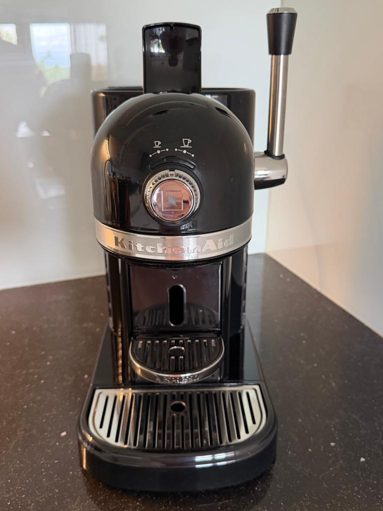 Nespresso Kitchenaid Koffiemachine - Zwart, Zo goed als nieu, Ophalen, Zo goed als nieuw, Koffiemachine, Koffiepads en cups