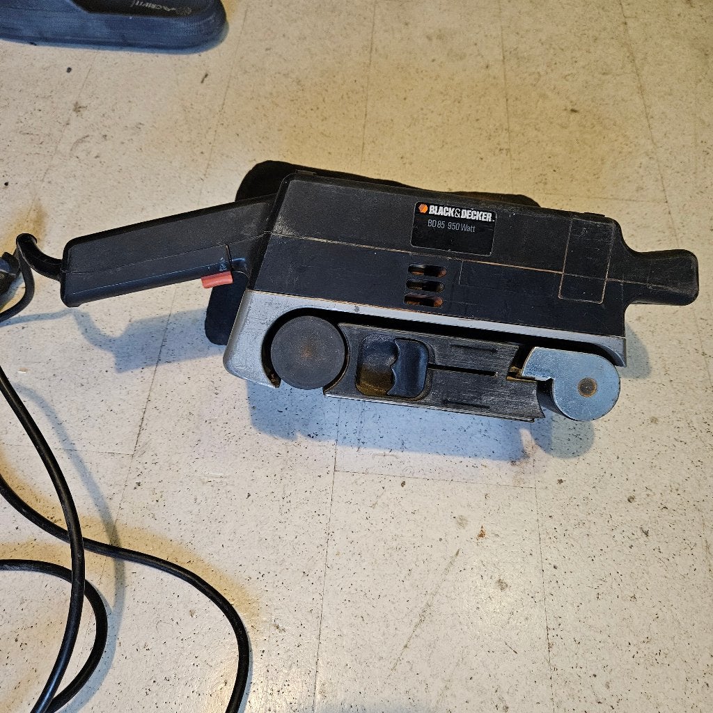 Bandschuurmachine Black & Decker 950 Watt, Ophalen of Verzenden, Gebruikt, 600 tot 1200 watt, Bandschuurmachine