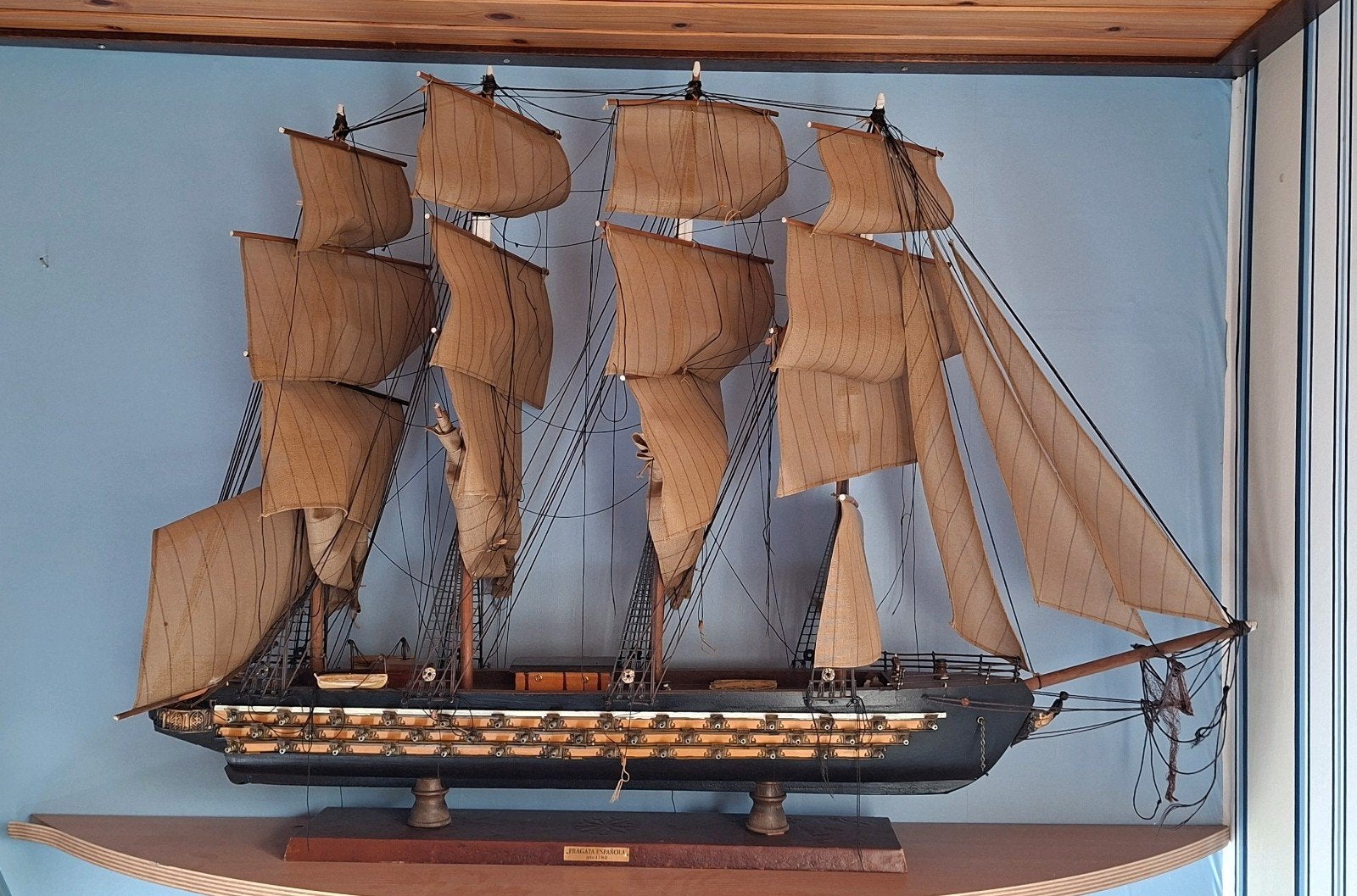 Gedetailleerd scheepsmodel van een fregat, Ophalen