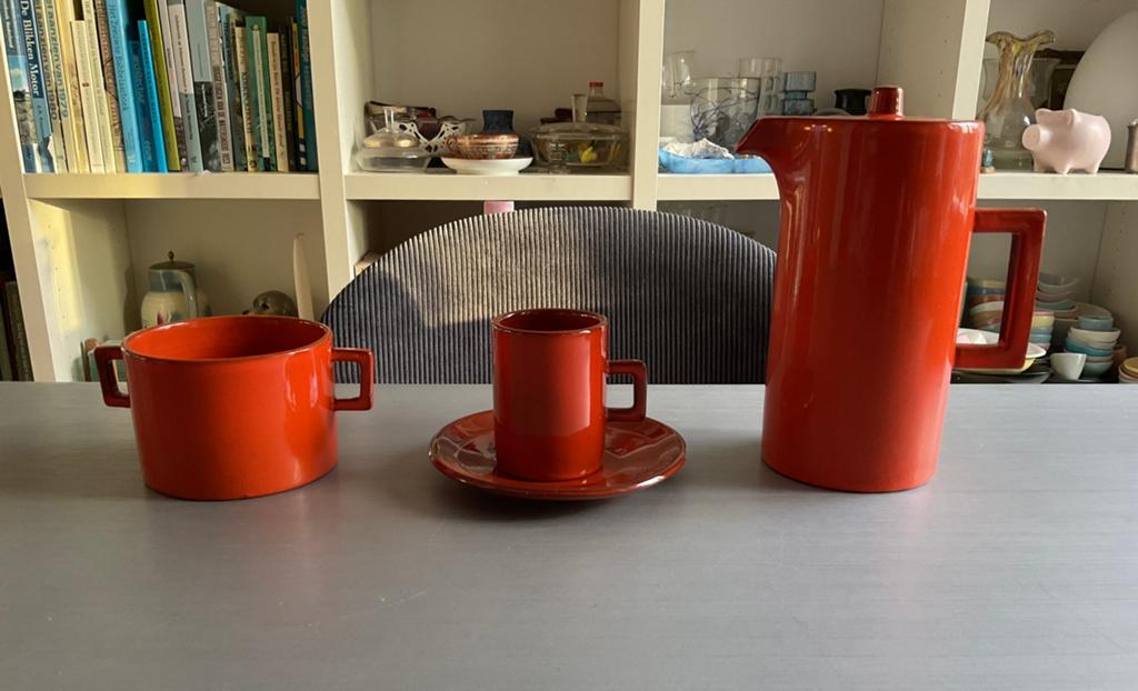 Mid Century oranje Kerily theepot, soepkom, kop en schotel, Antiek en Kunst, Ophalen of Verzenden