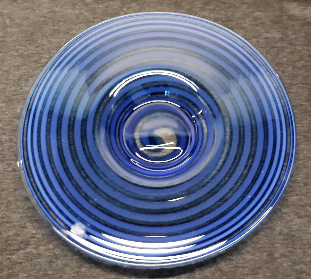 Blauwe ronde glazen schaal van 43 cm doorsnee, Huis en Inrichting, Woonaccessoires | Schalen en Manden, Zo goed als nieuw, Schaal