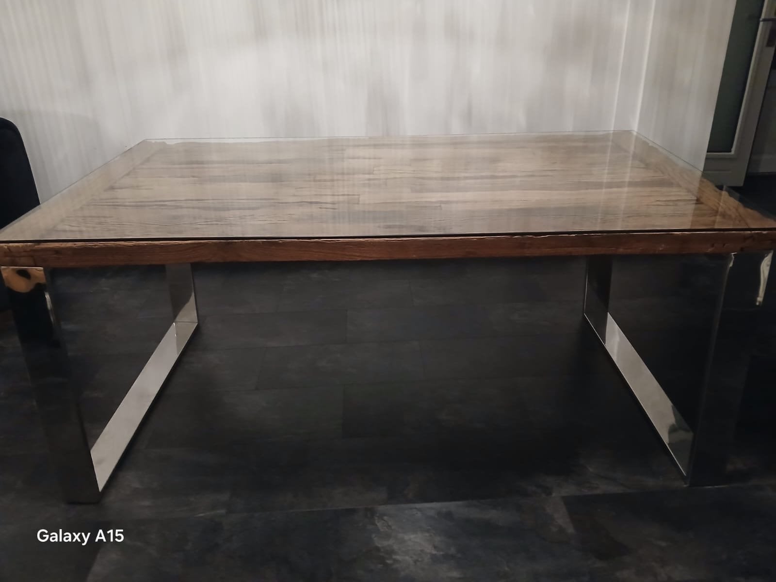 Robuuste eettafel met glazen blad en metalen poten, Huis en Inrichting, Tafels | Eettafels, Ophalen, Gebruikt, 50 tot 100 cm, 150 tot 200 cm