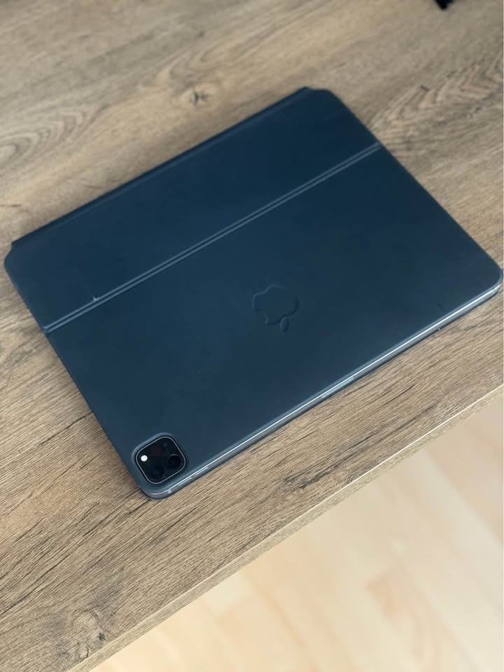 Foto 4 van iPad Pro 12.9” 6th Generation - Like New + Magic Keyboard