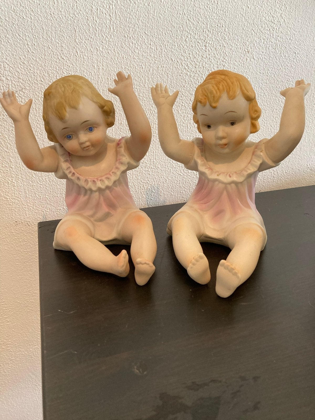 Twee Biscuit Porseleinen "Piano" Baby's - Handgeschilderd, Antiek en Kunst, Ophalen of Verzenden