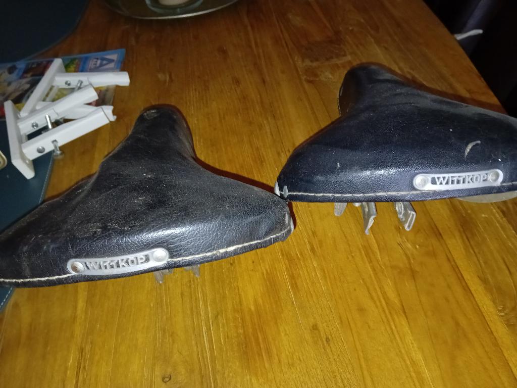2 x wittkop leren fiets zadels, Fietsen en Brommers, Fietsonderdelen, Ophalen