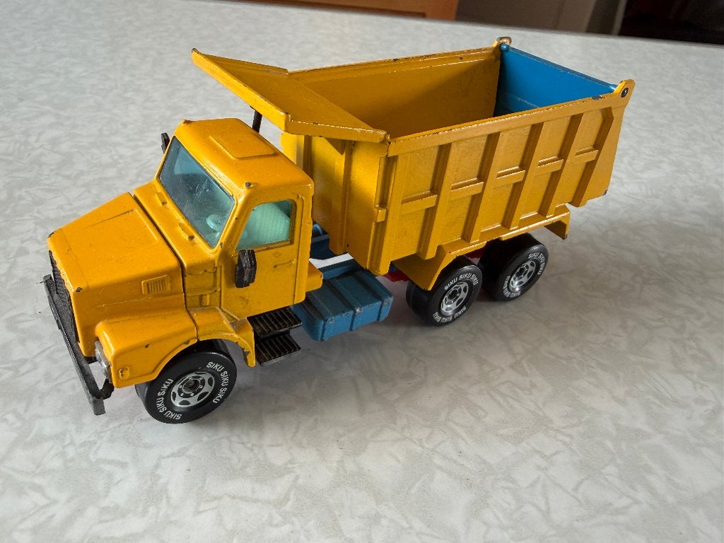 Siku 2514 Volvo N12 kipper, Hobby en Vrije tijd, Modelauto's | 1:50, Ophalen of Verzenden, Zo goed als nieuw, Bus of Vrachtwagen