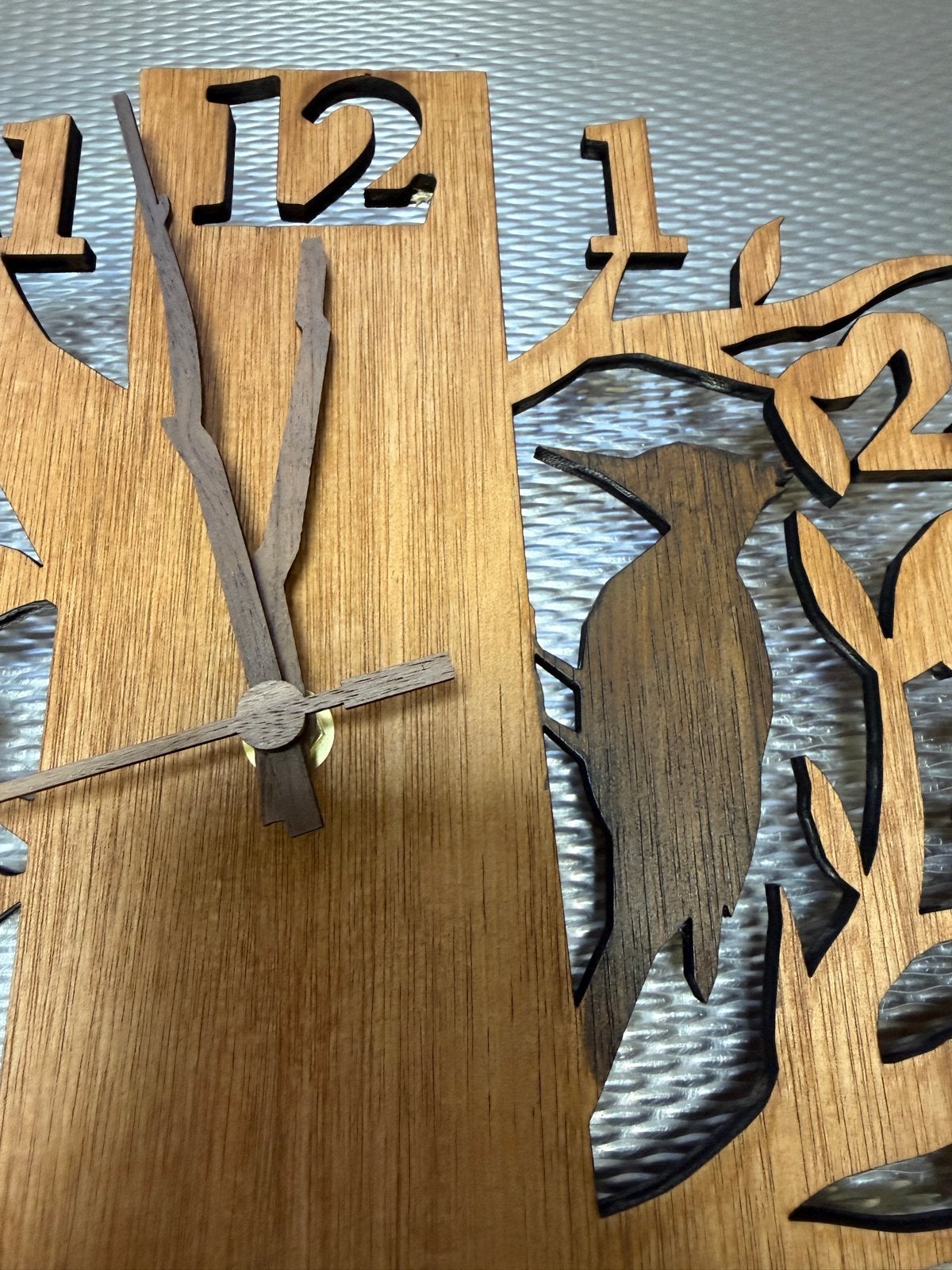 Unieke Houten Wandklok met Specht en Stil Uurwerk, Wandklok, Verzenden, Bruin, Landelijk