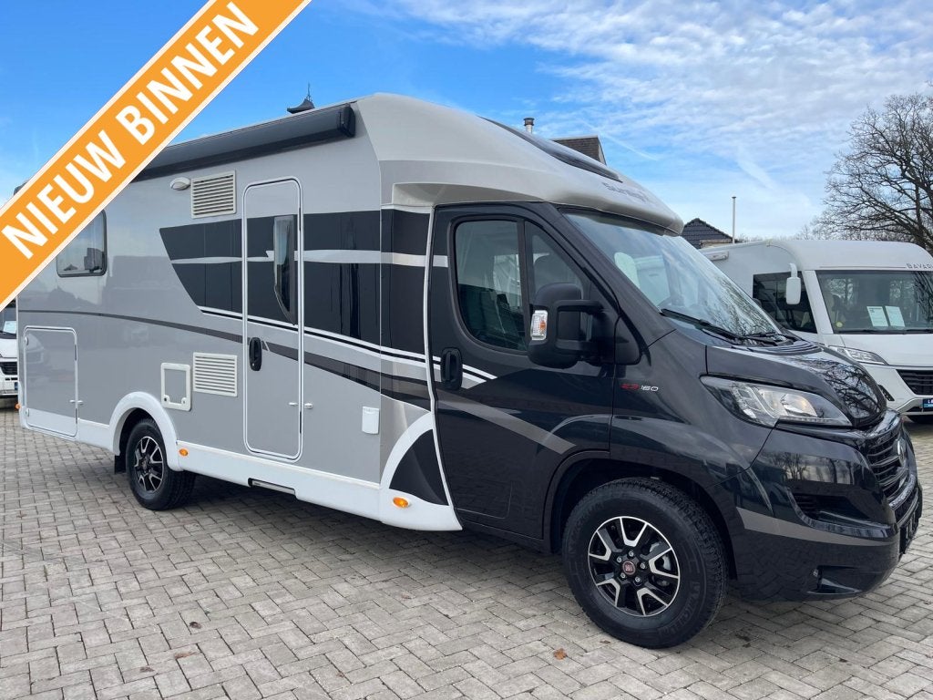 Sunlight T69L Blackline Queensbed Hefbed 24000km 2021 Euro 6, Caravans en Kamperen, Sunlight, Ringverwarming, Fiat, 7 tot 8 meter