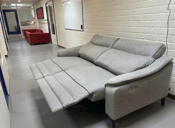 Henders & Hazel elektrische tweezitsbank met oplaadpunt, Huis en Inrichting, Banken | Bankstellen, Tweepersoons, 75 tot 100 cm