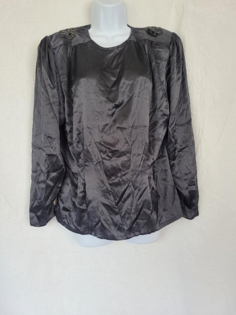 Gaaf zwart shirt met paillettes en kralen versierde schouder, Maat 38/40 (M), Carnaval, ., Ophalen of Verzenden