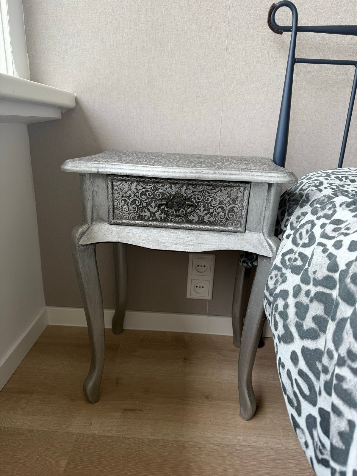 Nachtkastje met lade - Grijs/Zilver, Huis en Inrichting, Ophalen, Minder dan 55 cm, Gebruikt, 60 cm of meer