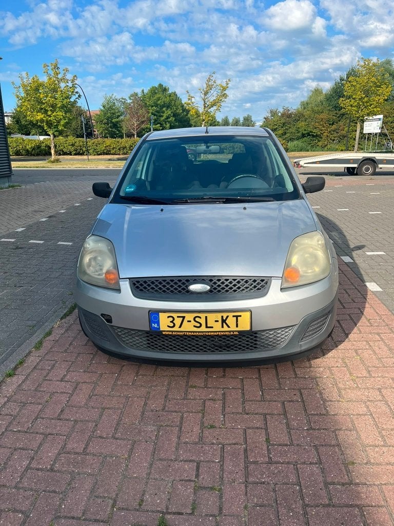 Ford Fiësta 1.3 8V 3DR 2006 Grijs *AIRCO* APK TOT 2027, Auto's, Voorwielaandrijving, 1299 cc, 4 cilinders, Sound system
