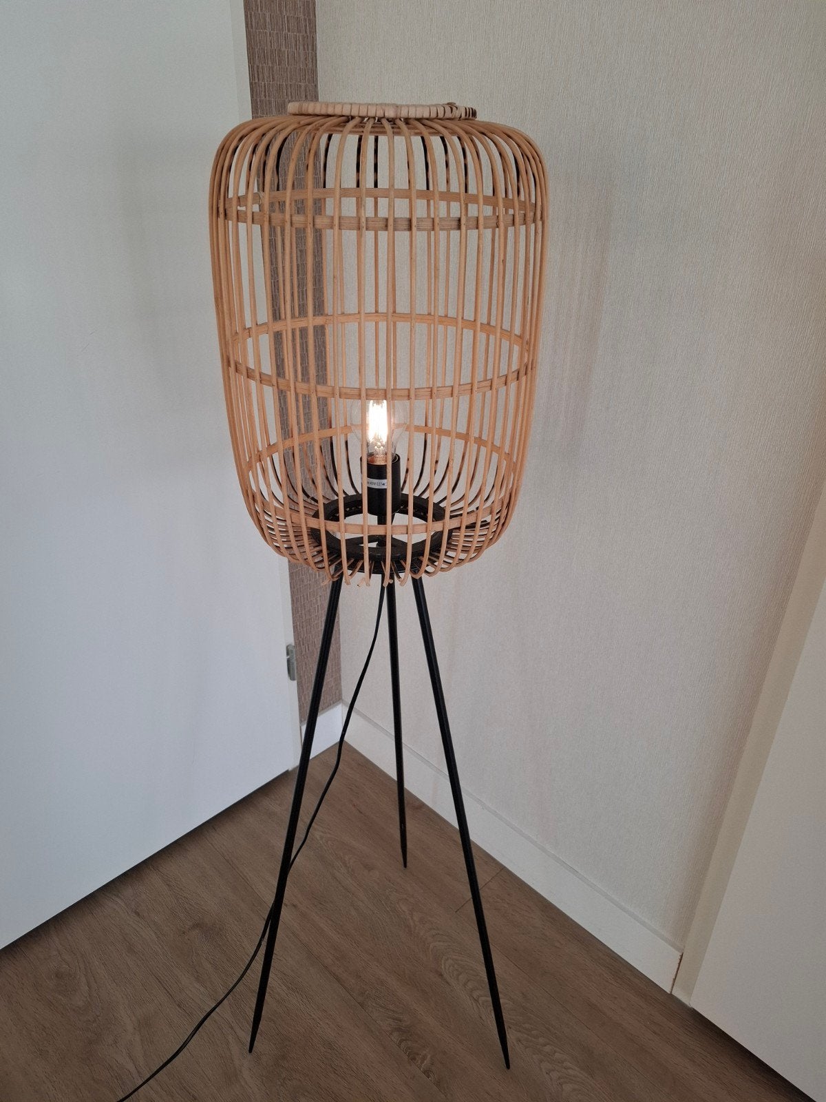 Rotan vloerlamp met kleine beschadiging, Ophalen, Gebruikt, 100 tot 150 cm, Natuurlijk materiaal