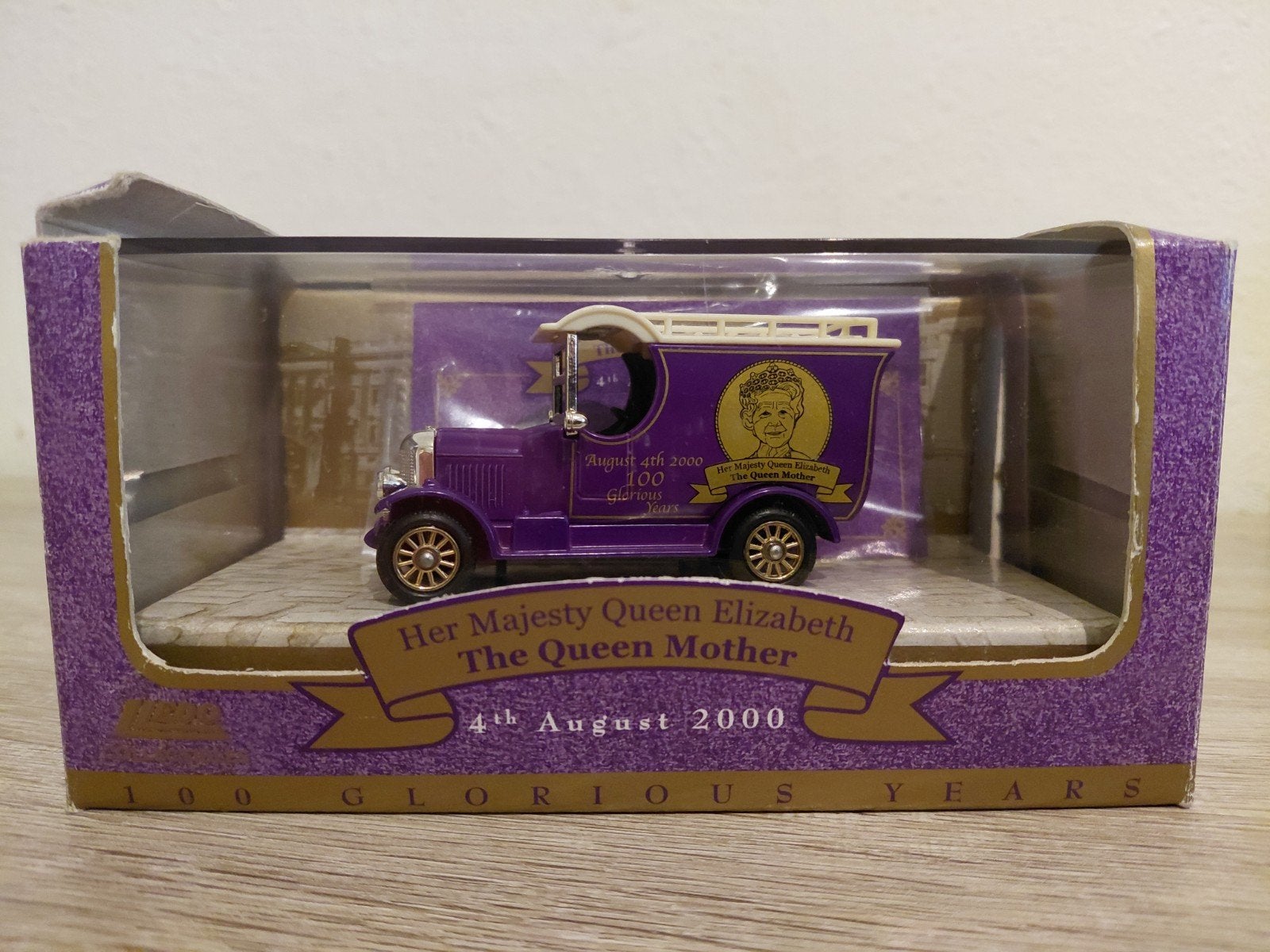 Limited Edition "Queen Elizabeth 100 jaar", Verzenden, Zo goed als nieuw, Groter dan 1:32