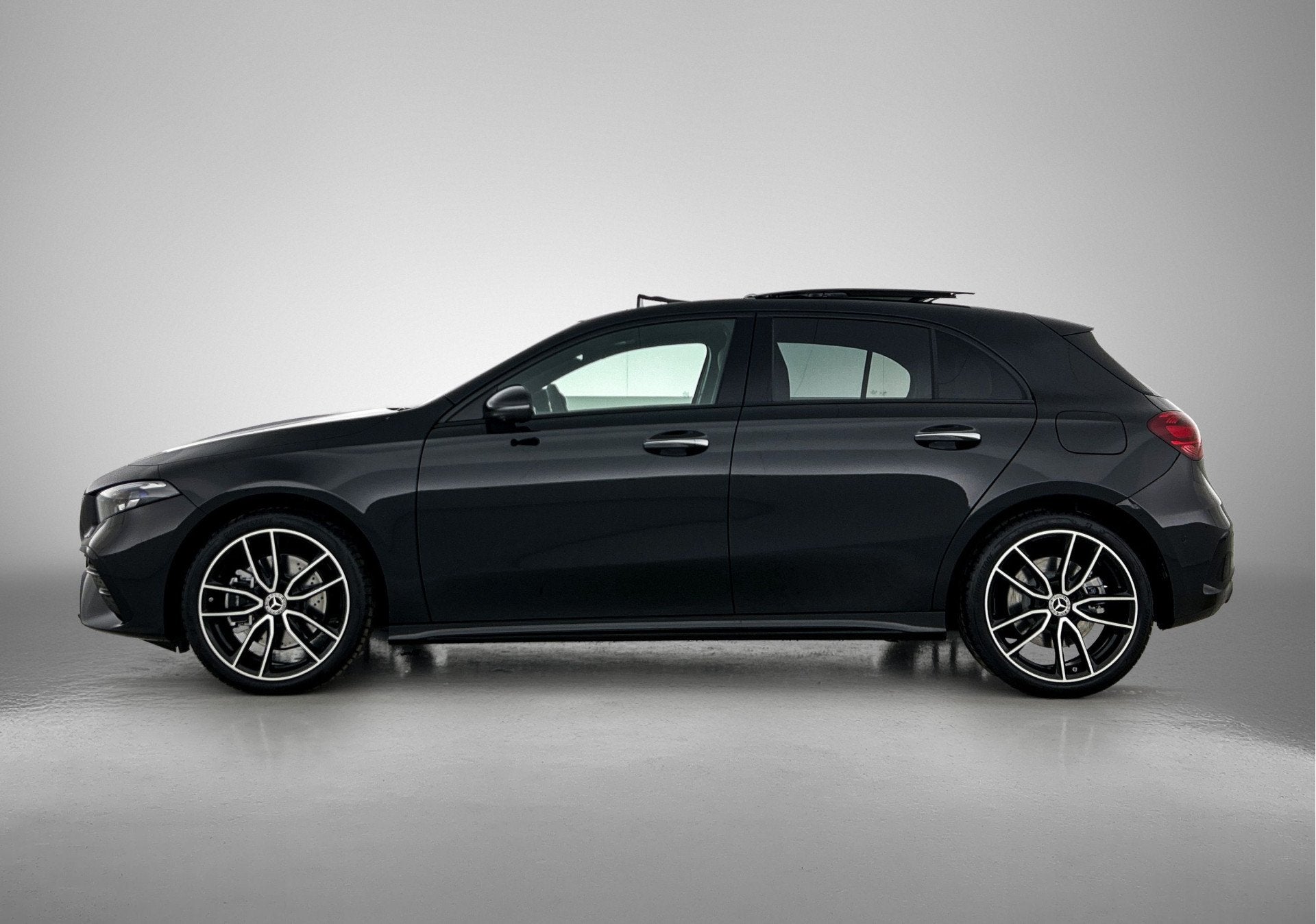 Mercedes-Benz A-Klasse 250 e Business Solution AMG | AMG Lin, 12 maanden, Verwarmde buitenspiegels, 4 cilinders, 15 kWh