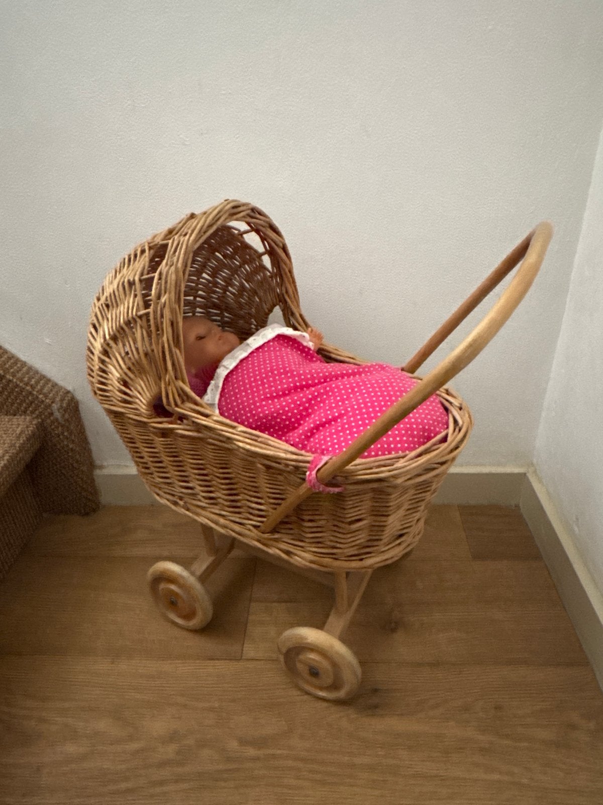 Rotan poppenwagen met pop, Ophalen, Gebruikt, Babypop