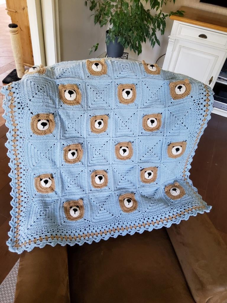 Nieuw gehaakt babydekentje met beertjes, Ophalen of Verzenden, Nieuw, Deken