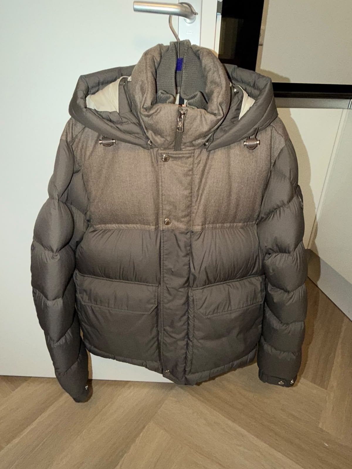 Moncler Donsjack met capuchon - Zo goed als nieuw - UNIEK!!, Ophalen of Verzenden, Zo goed als nieuw, Maat 52/54 (L), Grijs