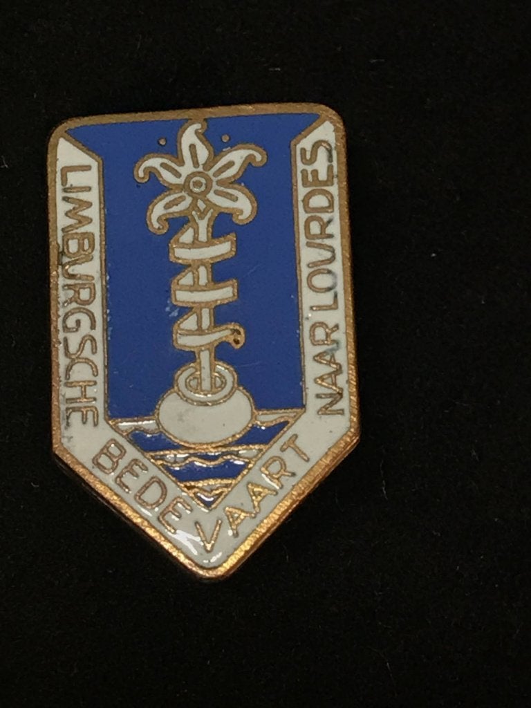 Geemailleerd speldje "Limburgse bedevaart naar Lourdes", Ophalen of Verzenden, Gebruikt, Overige onderwerpen, Speldje of Pin