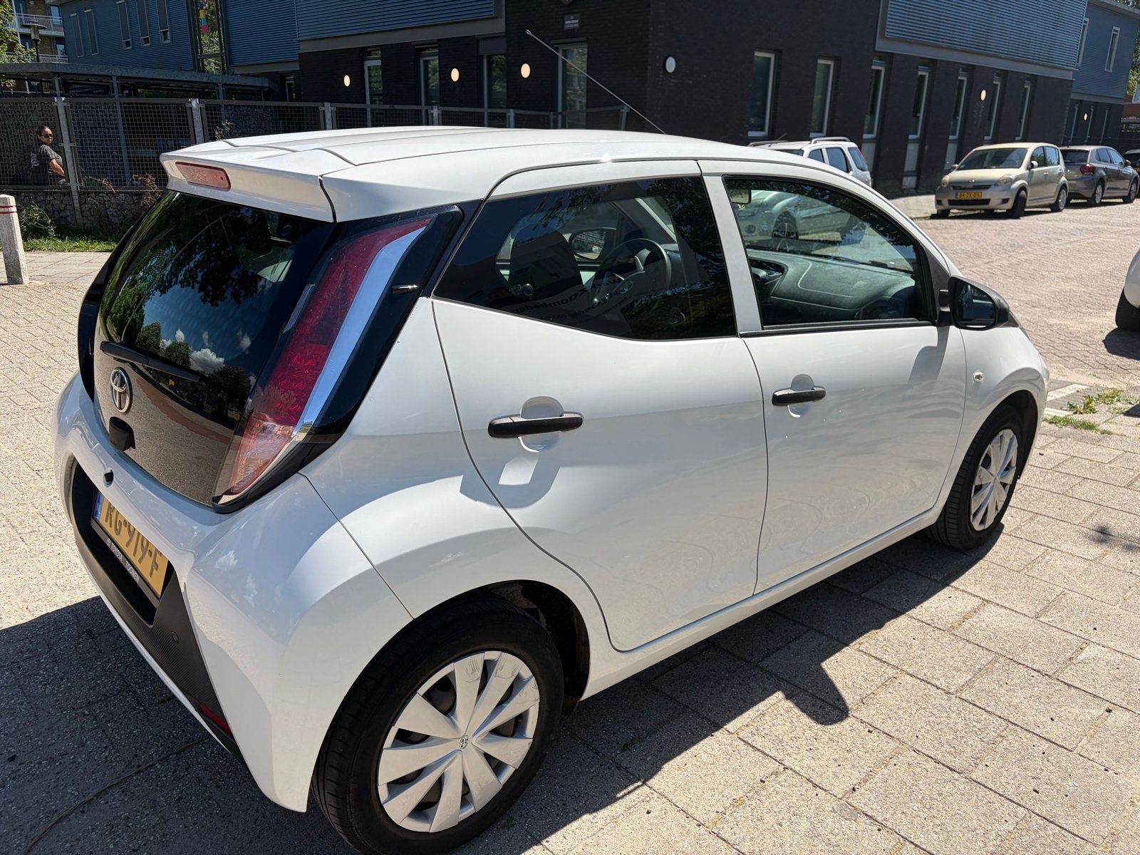 Toyota Aygo 1.0 Vvt-i 69pk 5D 2017 Wit, Auto's, Toyota, Voorwielaandrijving, 4 stoelen, Wit, Origineel Nederlands