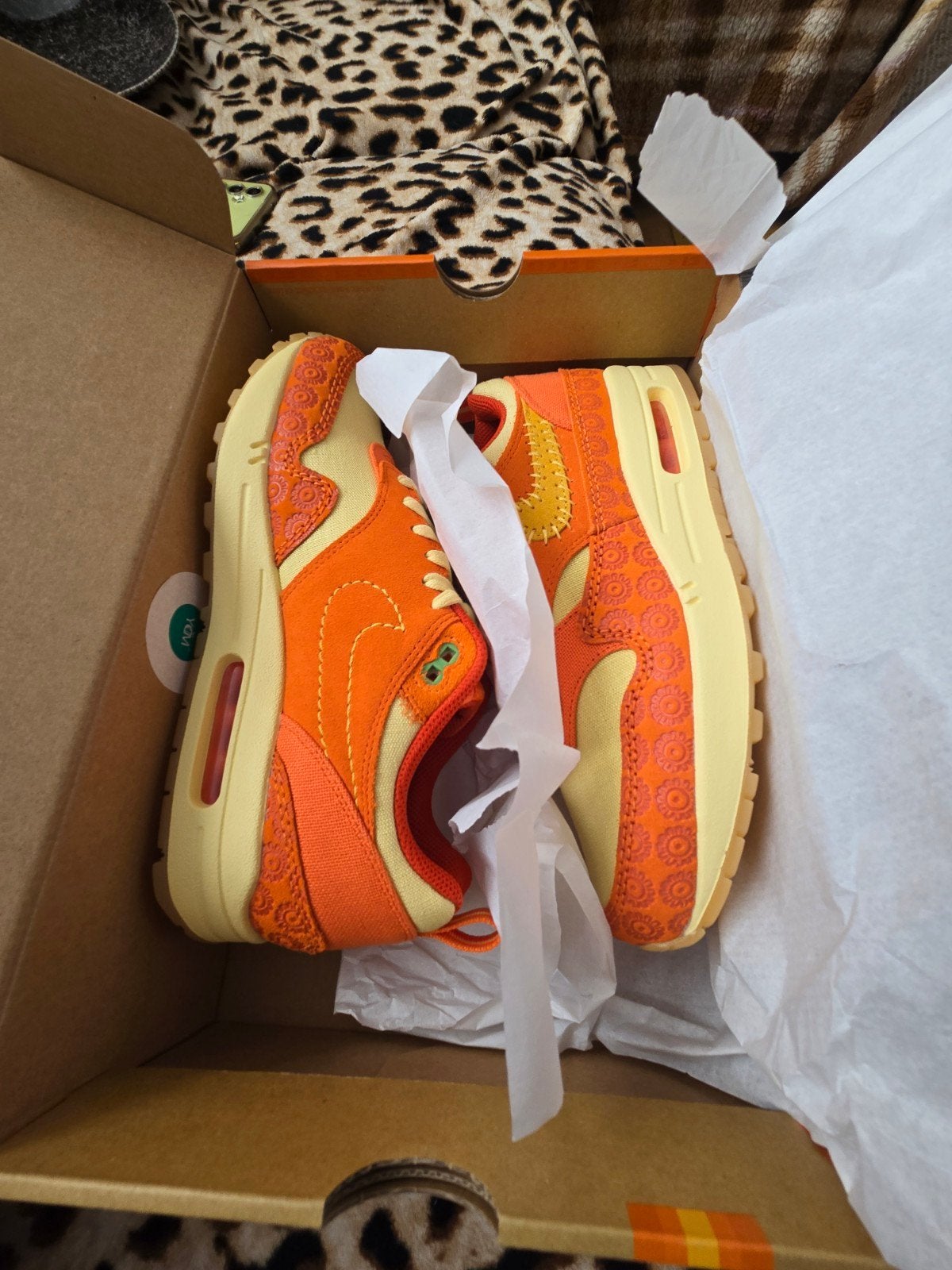 Nike Air Max 1 PRM Somos Familia 42.5 nieuw, Ophalen, Nike air max 1, Nieuw, Oranje