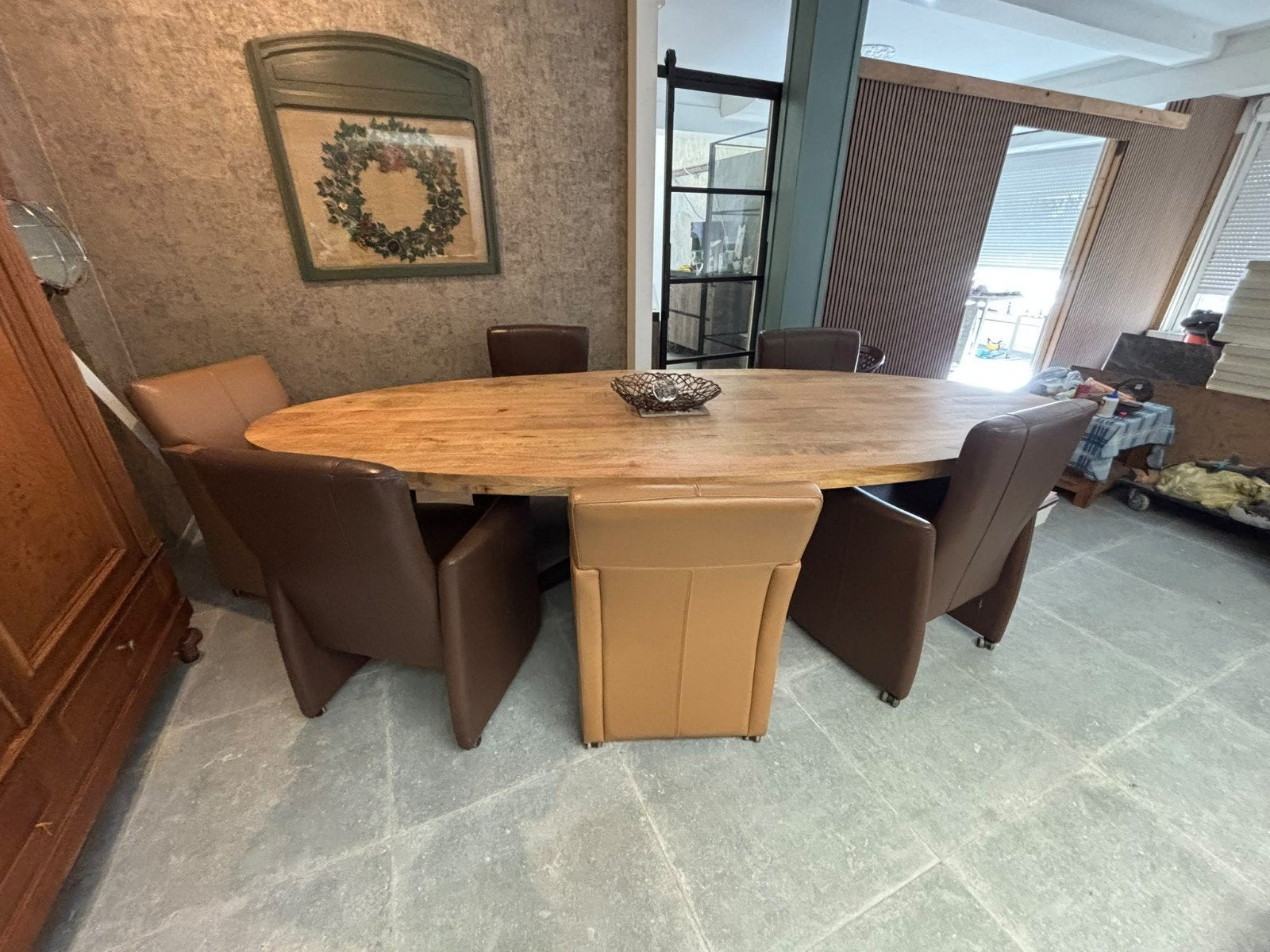 Ovale eettafel van mangohout met 6 stoelen, Huis en Inrichting, Ophalen, Overige houtsoorten, Gebruikt, 100 tot 150 cm