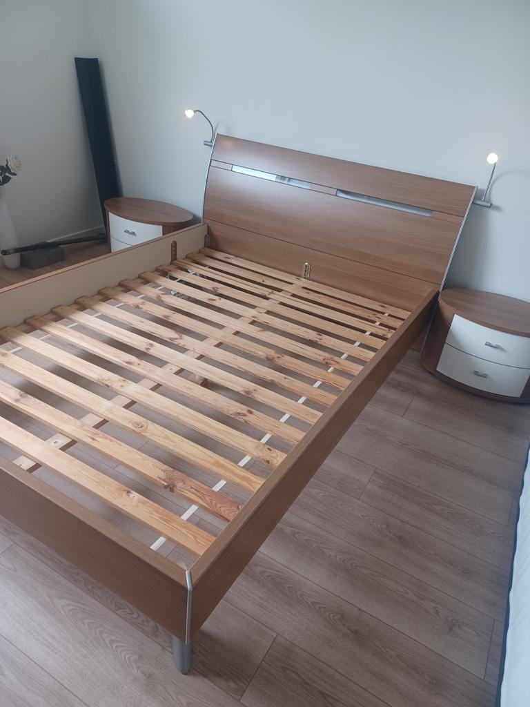 Bed 140x200 met 2 nachtkastjes en lampjes, Ophalen
