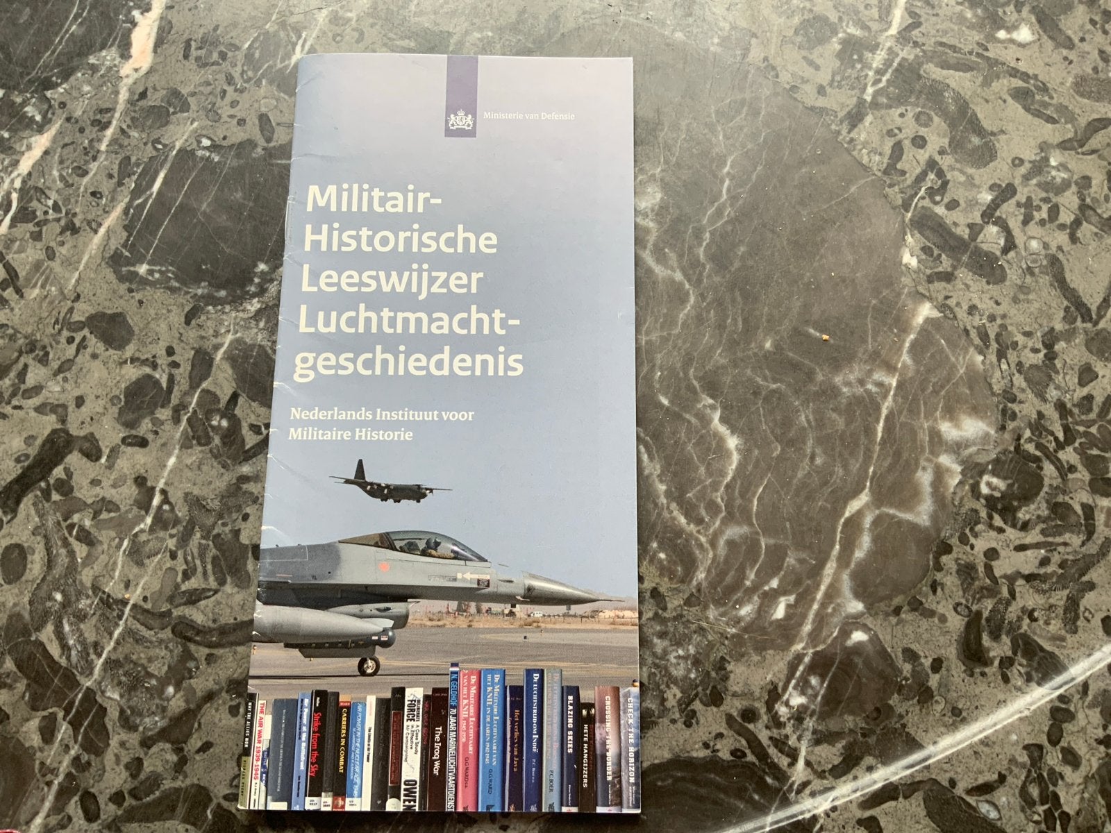 Militair-Historische Leeswijzer Luchtmachtgeschiedenis, Verzenden, 1945 tot heden, Zo goed als nieuw, Luchtmacht
