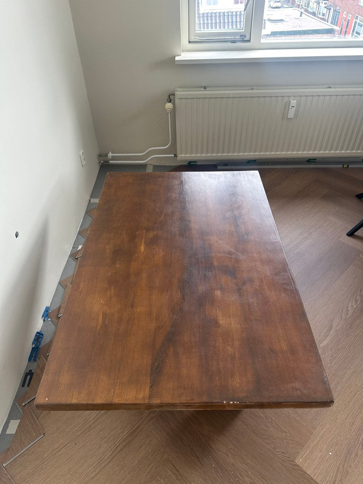 Salontafel van donkerhout met ijzeren poten, Ophalen, 100 tot 150 cm, 50 tot 100 cm, Zo goed als nieuw