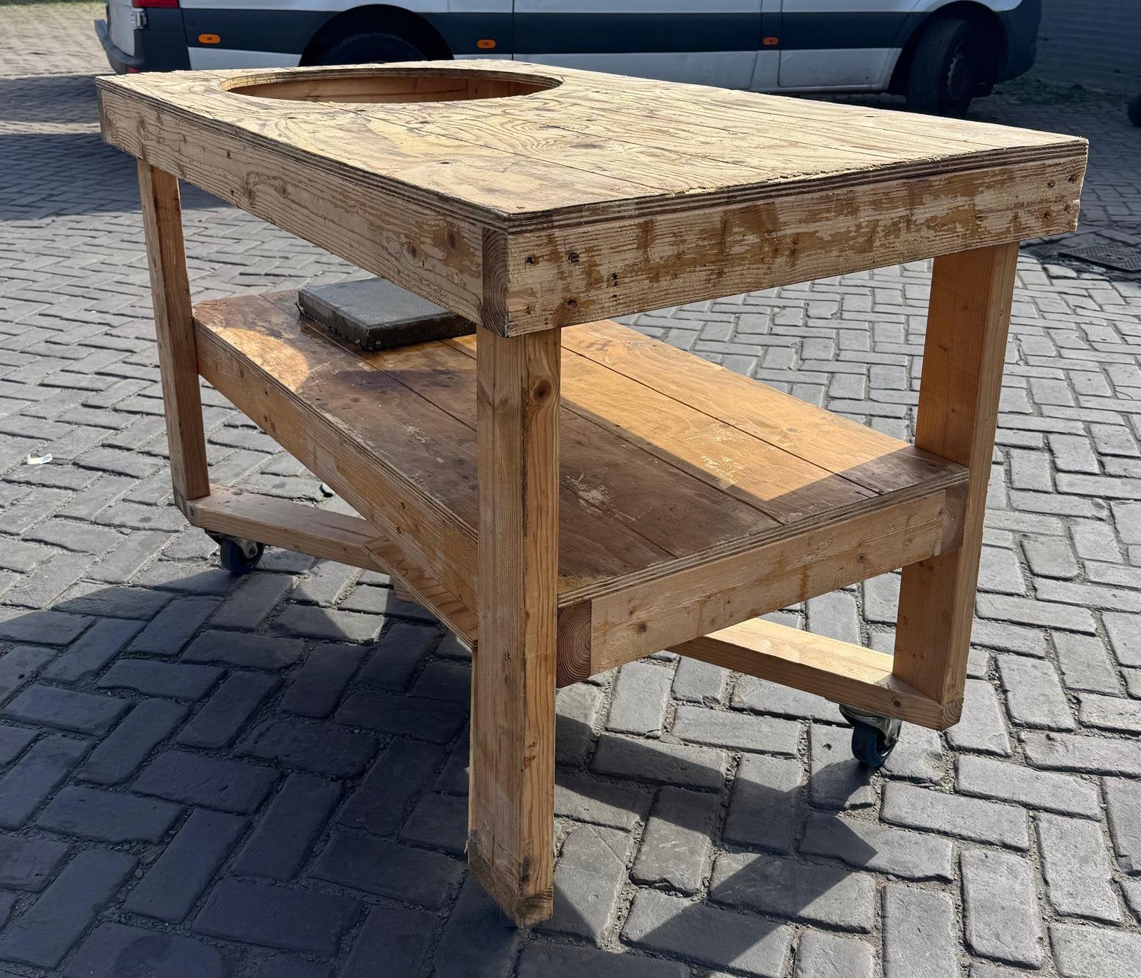Stevige BBQ tafel, Ophalen, Gebruikt, Houtskool, Vrijstaand