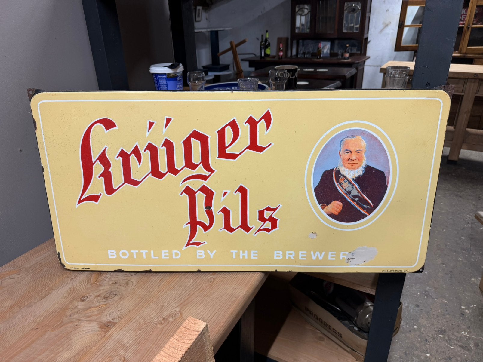 Emaille reclamebord kruger pils, Ophalen, Reclamebord, M, Zo goed als nieuw