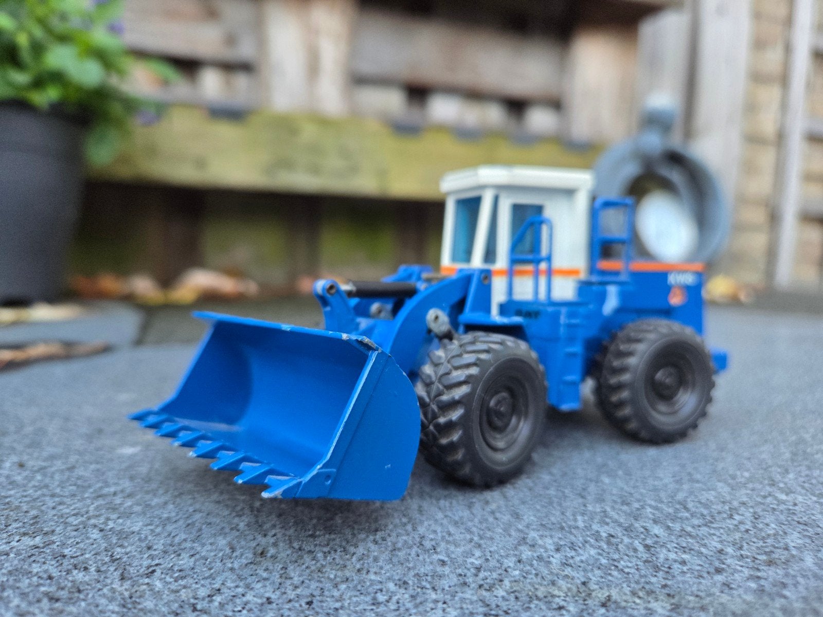NZG Shovel in de kleuren van KWS, Ophalen of Verzenden, Gebruikt, Hijskraan, Tractor of Landbouw, NZG