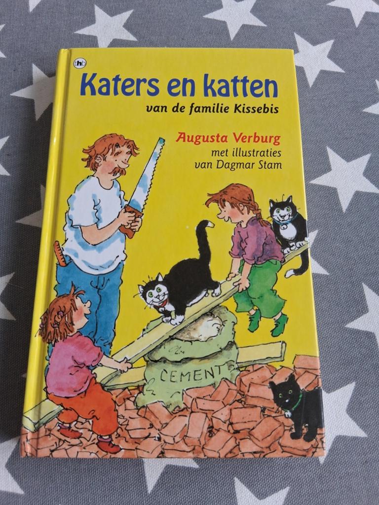 boek augusta verburg - katers en katten van familie kissebis, Boeken, Ophalen of Verzenden, Gelezen, Fictie algemeen