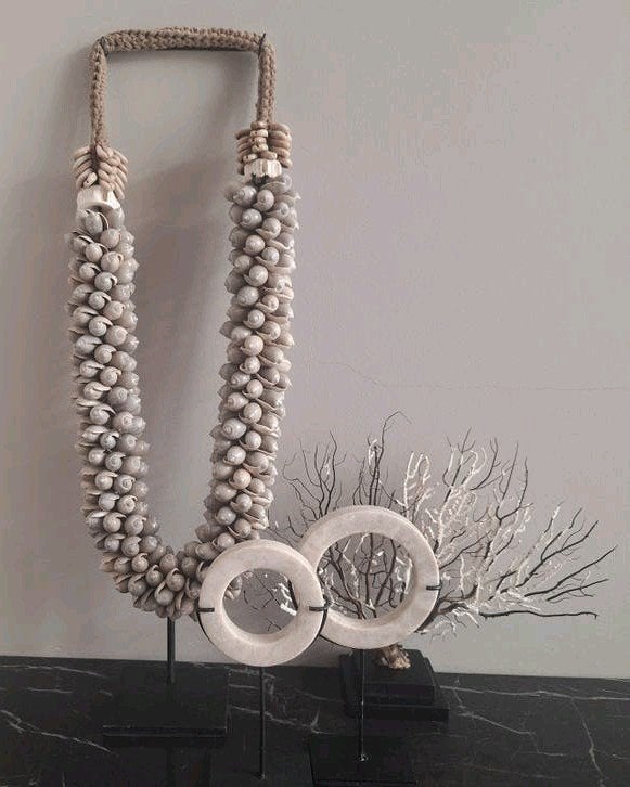 Grijs beige schelpenketting ornament op zwarte voet ca 55 cm, Nieuw, Ophalen of Verzenden, X, X