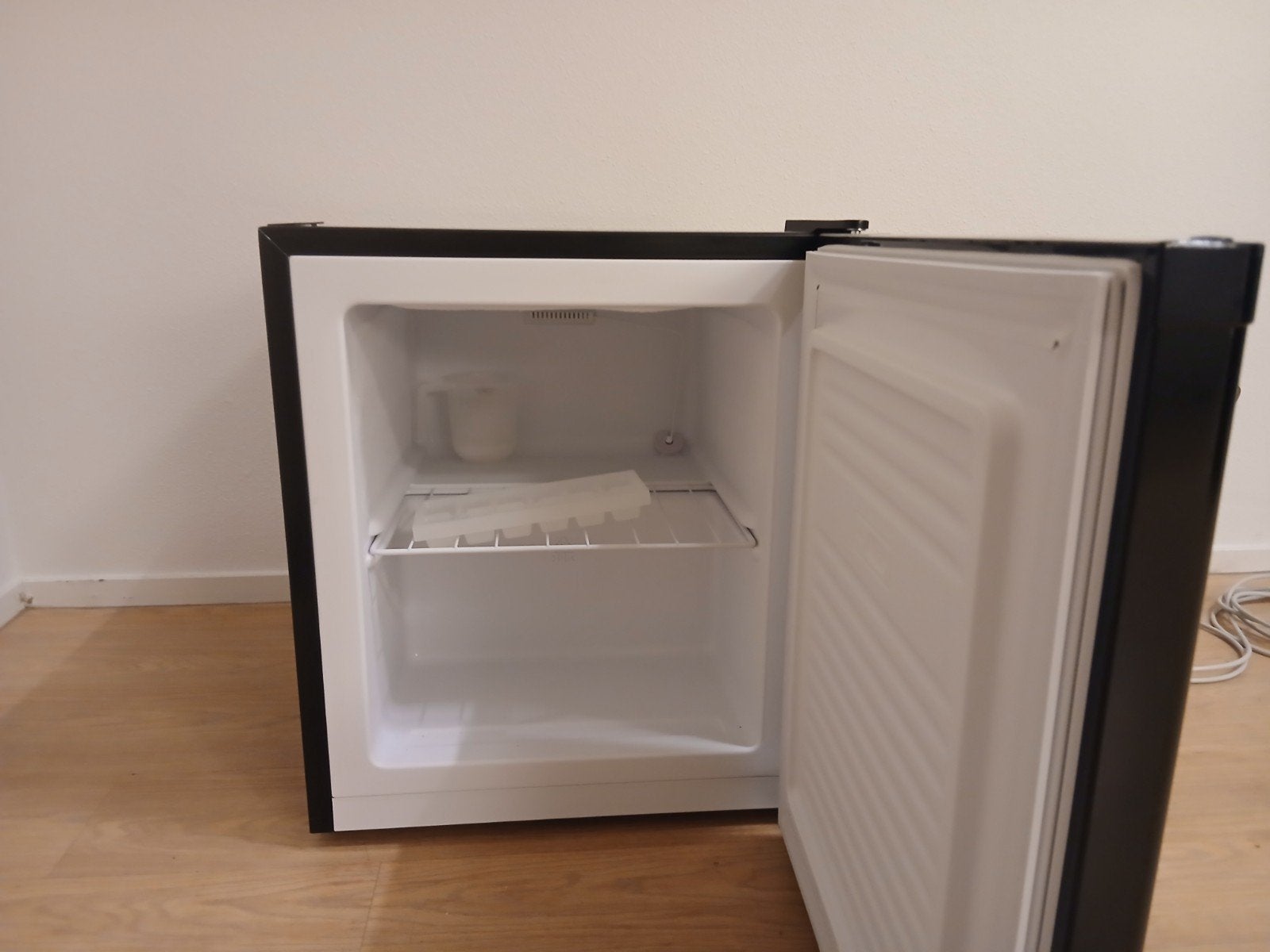 Zwart, Witgoed en Apparatuur, Vriezers en Diepvrieskisten, Ophalen, Minder dan 85 cm