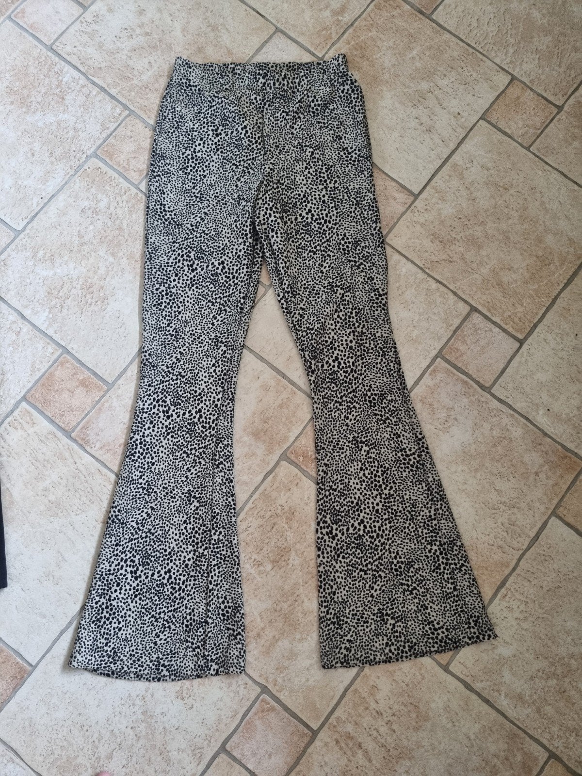 Mooie creme zwarte flaire legging m 38, Kleding | Dames, Broeken en Pantalons, Maat 38/40 (M), Zwart, Ophalen of Verzenden, Zo goed als nieuw