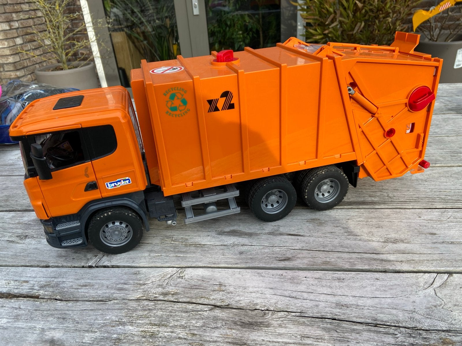Bruder Scania Vuilniswagen met 3 vuilnisbakken, Ophalen, Zo goed als nieuw